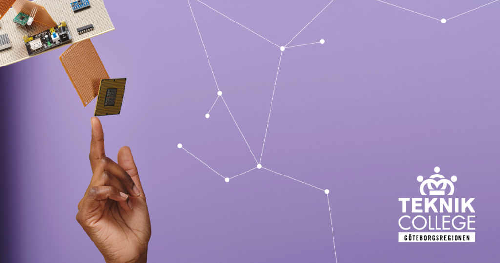 En hand håller upp ett datorchip mot en lila bakgrund med vita linjer och punkter som bildar ett nätverksmönster. I det övre vänstra hörnet syns delar av ett kretskort, och i det nedre högra hörnet finns Teknik College‑logotypen i vitt.